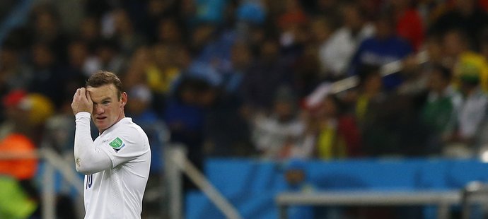 Wayne Rooney sleduje uruguayskou radost po druhém gólu Suáreze