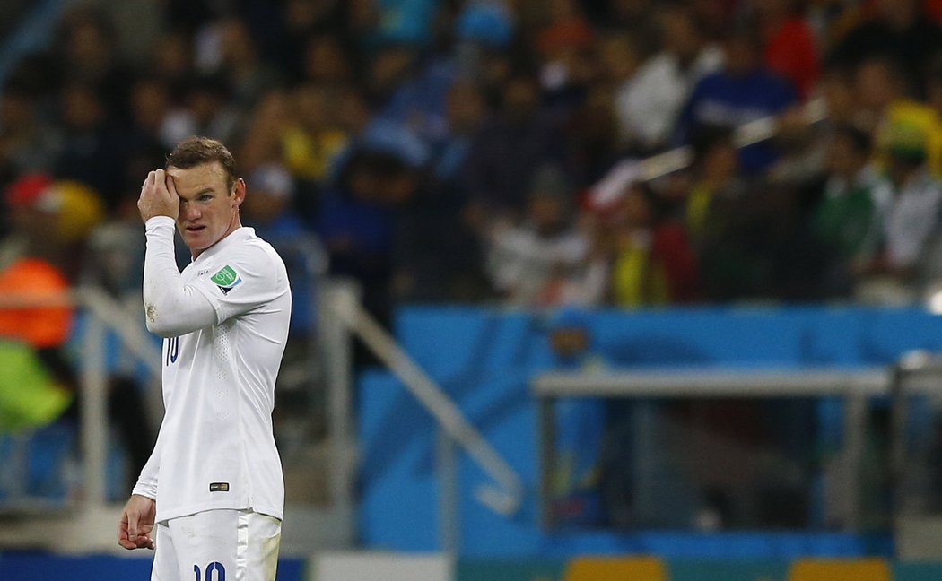 Wayne Rooney sleduje uruguayskou radost po druhém gólu Suáreze