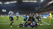 Uruguayští fotbalisté se vrhají na střelce rozhodujícího gólu Suáreze