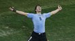 Absolutní euforie. Luis Suárez druhým gólem udržel Uruguay ve hře, zatímco Anglii pravděpodobně poslal domů
