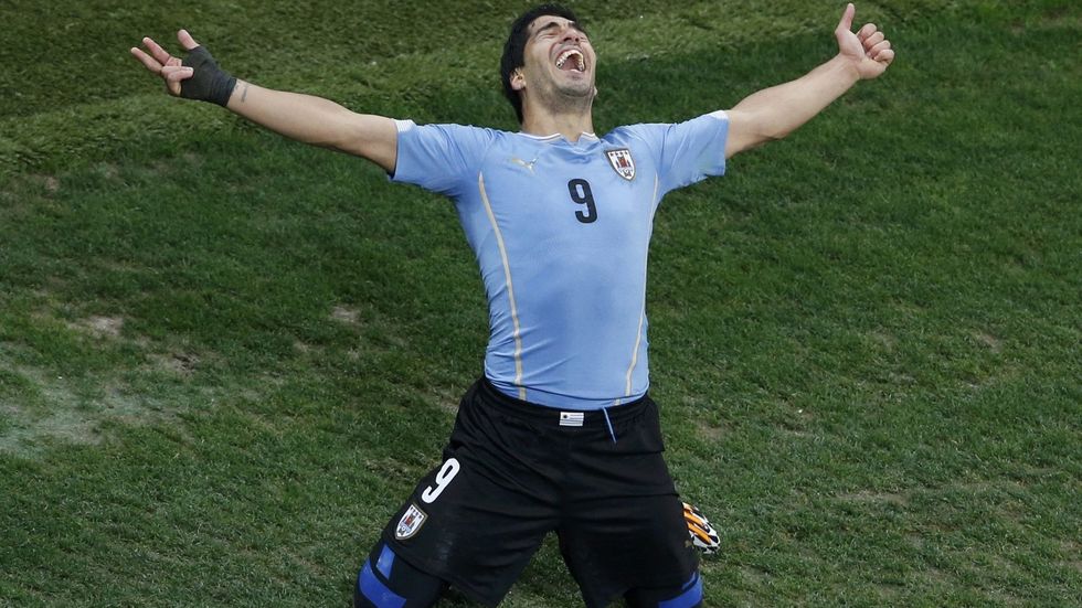 Absolutní euforie. Luis Suárez druhým gólem udržel Uruguay ve hře, zatímco Anglii pravděpodobně poslal domů