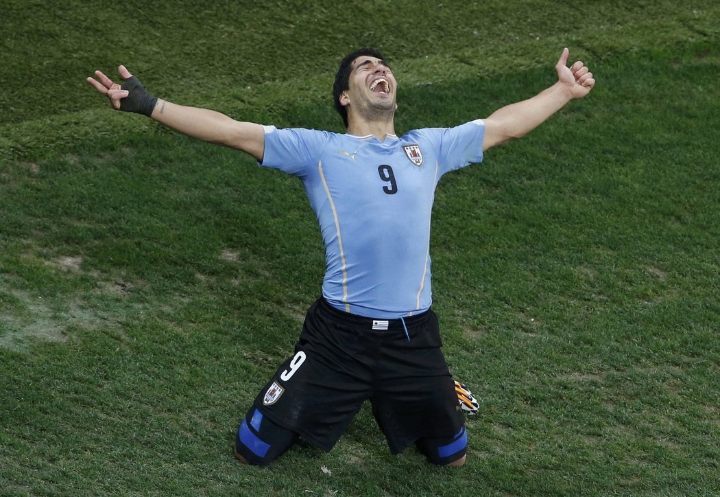 Absolutní euforie. Luis Suárez druhým gólem udržel Uruguay ve hře, zatímco Anglii pravděpodobně poslal domů