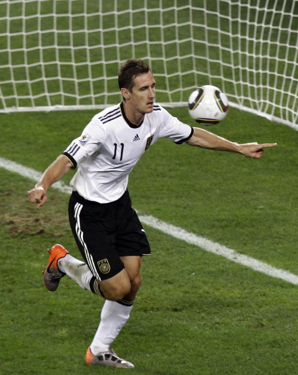 Obrozený střelec Miroslav Klose slaví gól do sítě Austrálie