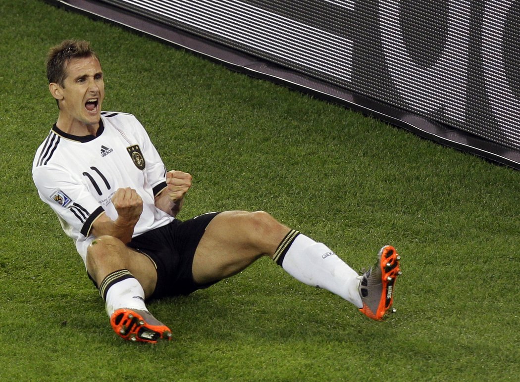 Miroslav Klose se raduje z gólu do australské sítě