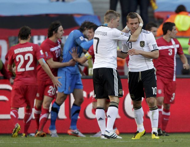 Schweinsteiger utěšuje Podolskiho po neproměněné penaltě Schweinsteiger utěšuje Podolskiho po neproměněné penaltě