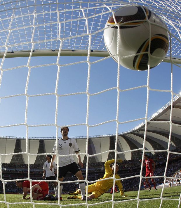Balon v německé síti, Srbsko vede 1:0 Balon v německé síti, Srbsko vede 1:0