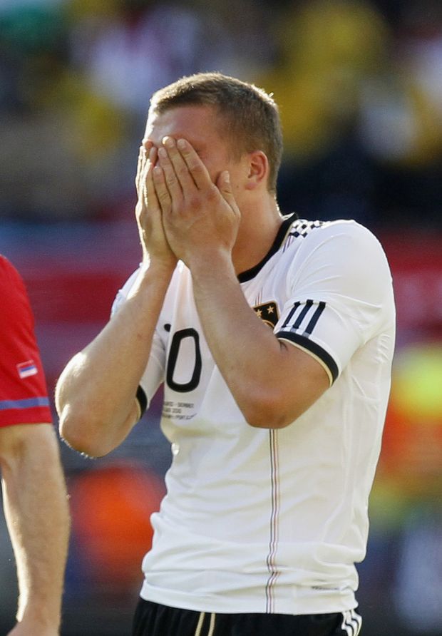 Lukas Podolski po neproměněné penaltě Lukas Podolski po neproměněné penaltě