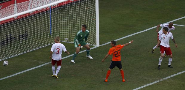 Nizozemci se z počáteční křeče vzpamatovali díky vlastnímu gólu Dána Poulsena. Nizozemci se z počáteční křeče vzpamatovali díky vlastnímu gólu Dána Poulsena.
