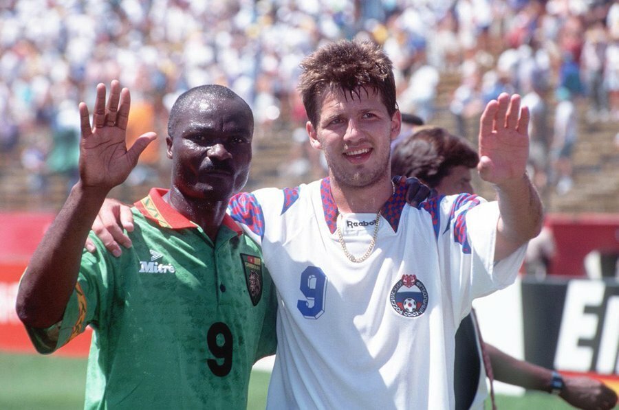 Oleg Salenko (vpravo) se během jediného zápasu stal noční můrou Kamerunu