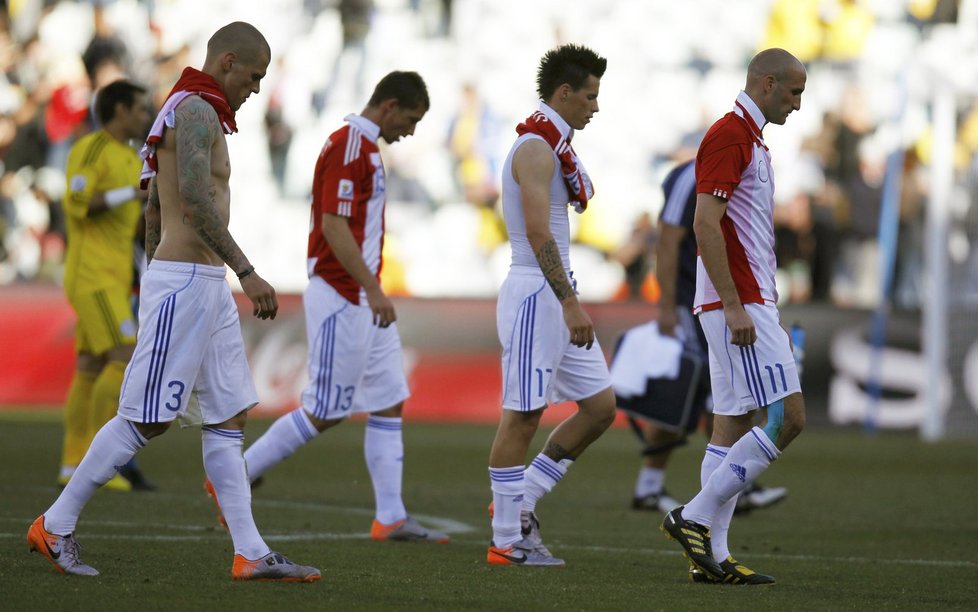 Zdrcení slovenští fotbalisté po porážce s Paraguayí:  (zleva) Škrtel, Hološko, Hamšík a Vittek