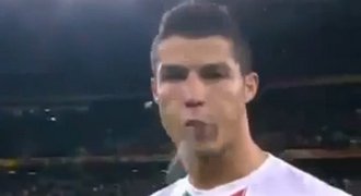 VIDEO: Ubohý Ronaldo plivnul do kamery