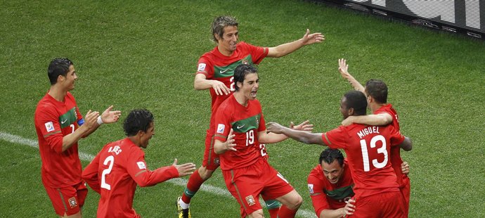 Portugalci se radují z gólu Huga Almeidy (třetí zprava) do sítě Severních Korejců
