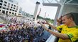 Vladimír Weiss mladší mává fanouškům, kteří přišli slovenské fotbalisty pozdravit po jejich návratu ze světového šampionátu