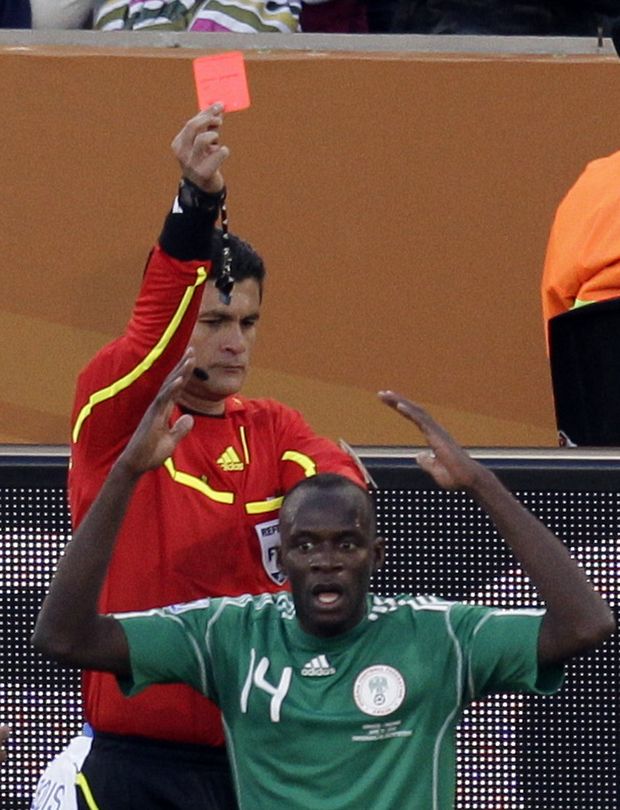 Nigerijec Sani Kaita vyfasoval od kolumbijského rozhodčího Oscara Ruize červenou kartu Nigerijec Sani Kaita vyfasoval od kolumbijského rozhodčího Oscara Ruize červenou kartu