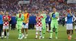 Zklamaní chorvatští fotbalisté po prohraném finále s Francií na světovém šampionátu 2018 v Rusku