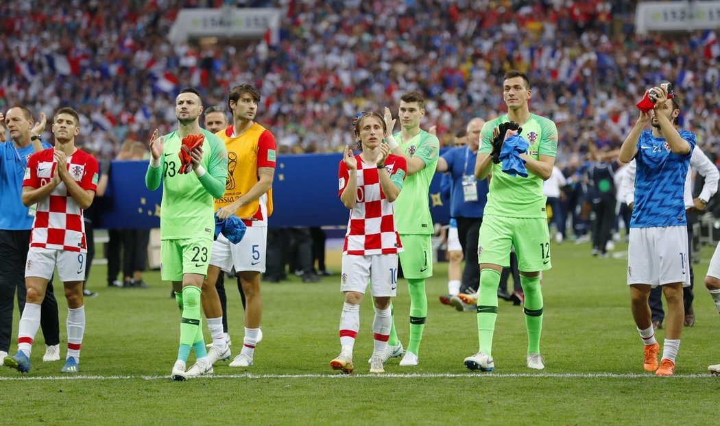 Zklamaní chorvatští fotbalisté po prohraném finále s Francií na světovém šampionátu 2018 v Rusku