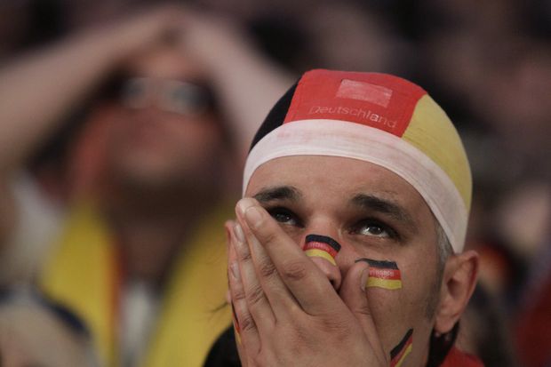 Smutný německý fanoušek po inkasovaném gólu od Španělů Smutný německý fanoušek po inkasovaném gólu od Španělů