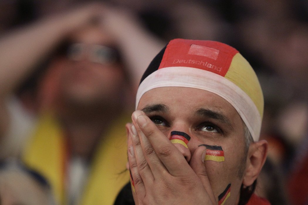 Smutný německý fanoušek po inkasovaném gólu od Španělů
