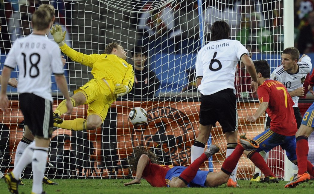 Německý brankář Manuel Neuer pouští gól z hlavičky Carlose Puyola (na zemi uprostřed)