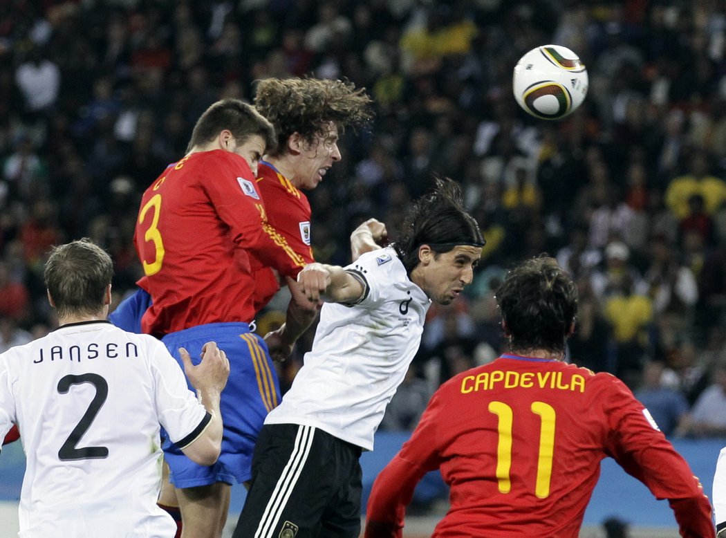 Carlos Puyol posílá Španěly do vedení v semifinále s Německem