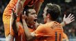 Joris Mathijsen gratuluje Giovanni van Bronckhorstovi ke vstřelenému gólu