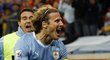 Diego Forlán se raduje z vyrovnávacího gólu do sítě Nizozemců