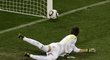 Uruguayský brankář Fernando Muslera na tečovanou střelu Wesleyho Sneijdera nedosáhl