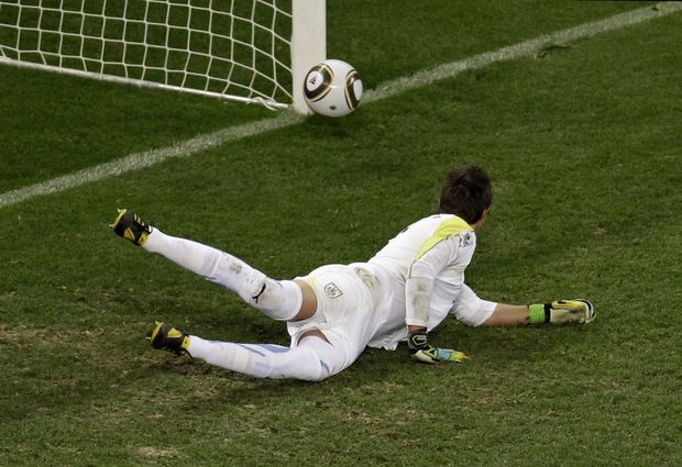 Uruguayský brankář Fernando Muslera na tečovanou střelu Wesleyho Sneijdera nedosáhl Uruguayský brankář Fernando Muslera na tečovanou střelu Wesleyho Sneijdera nedosáhl