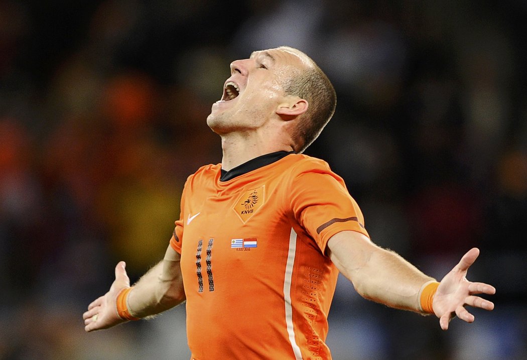 Arjen Robben slaví třetí gól do sítě Uruguayců