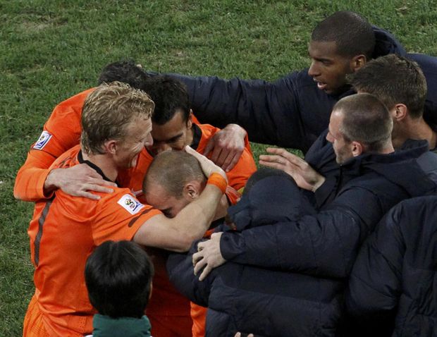 Wesley Sneijder (uprostřed) obklopený svými spoluhráči Wesley Sneijder (uprostřed) obklopený svými spoluhráči