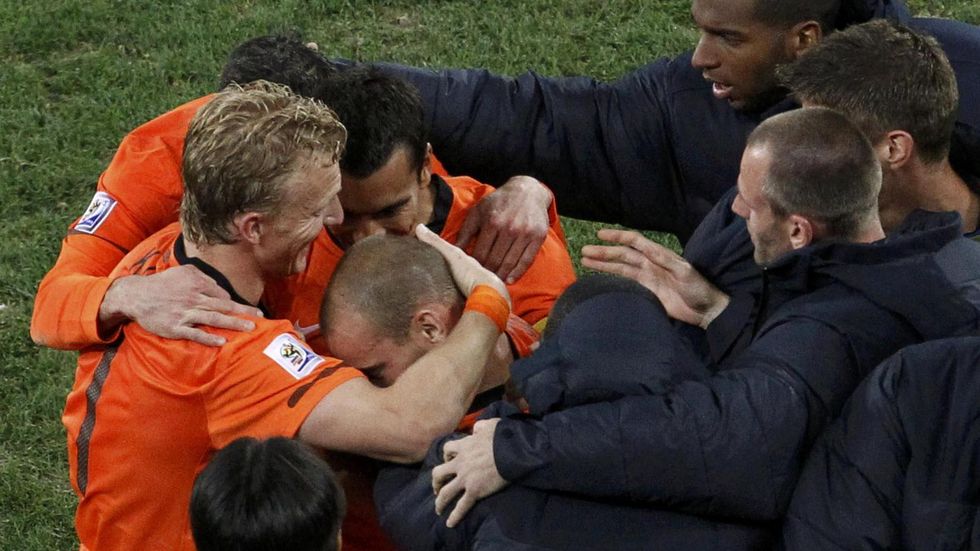 Wesley Sneijder (uprostřed) obklopený svými spoluhráči