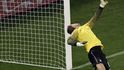 Nozozemský brankář Stekelenburg pustil lehkou střelu Forlána