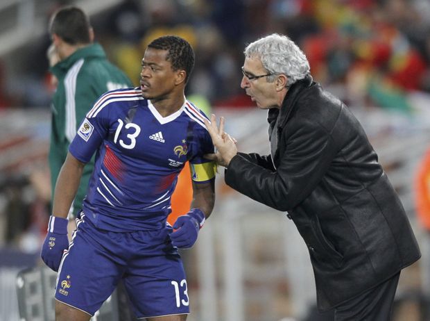 Francouzský kapitán Patrice Evra se radí s koučem Domenechem. Francouzský kapitán Patrice Evra se radí s koučem Domenechem.