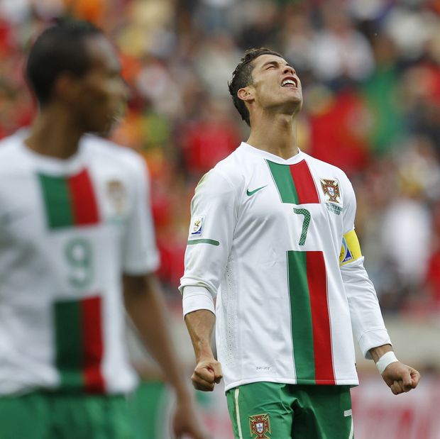 Portugalec Cristiano Ronaldo lituje neproměněné šance v zápase proti Pobřeží Slonoviny Portugalec Cristiano Ronaldo lituje neproměněné šance v zápase proti Pobřeží Slonoviny