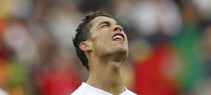 Portugalec Cristiano Ronaldo lituje neproměněné šance v zápase proti Pobřeží Slonoviny