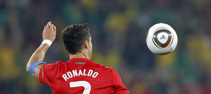 Cristiano Ronaldo si v cestě do osmifinále takhle osedlal brazilského soupeře.
