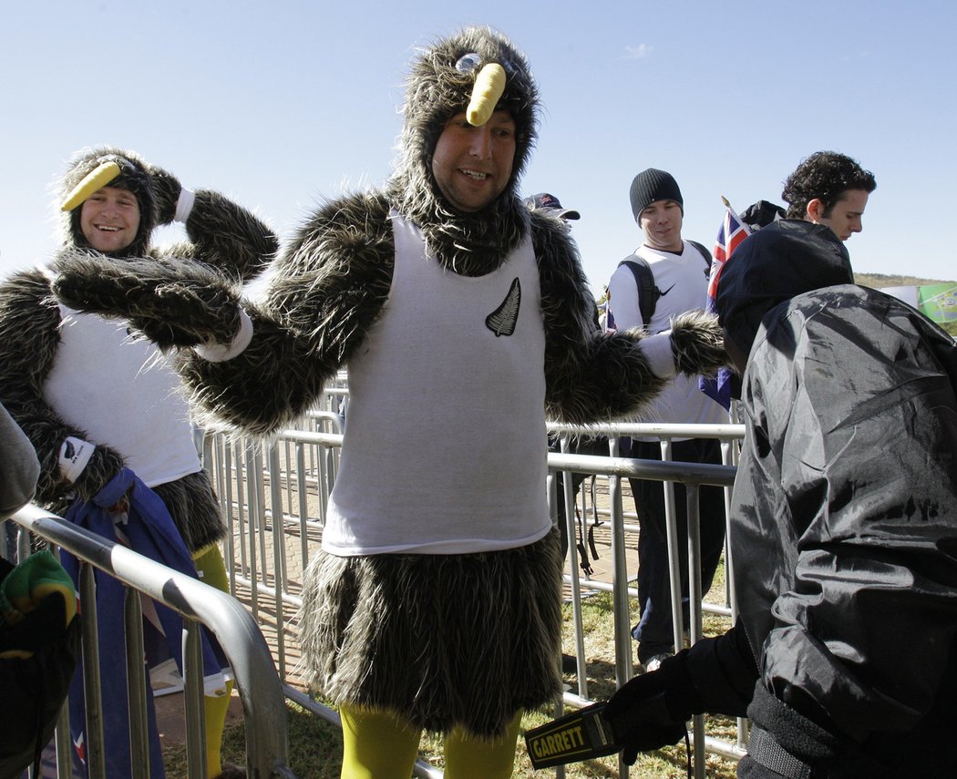 Fanoušci Nového Zélandu oblečení jako kiwi jsou prohledáváni ostrahou před zápasem se Slovenskem
