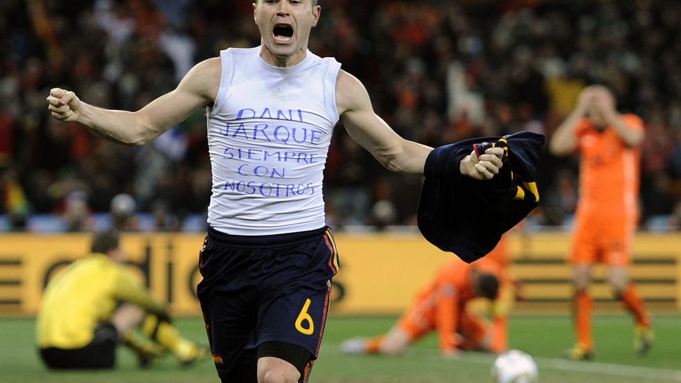 Andrés Iniesta slaví vítězný gól v triku s nápisem upomínajícím na jeho mrtvého kamaráda.