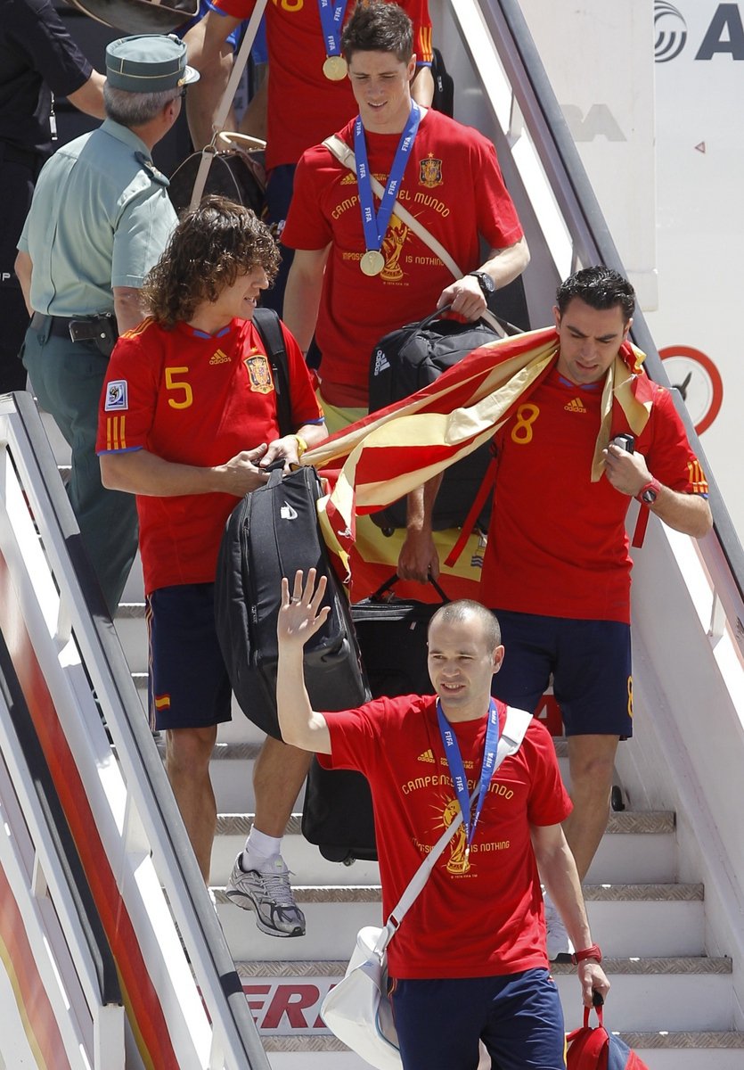 Andres Iniesta mává fanouškům po příletu španělských hrdinů do Madridu