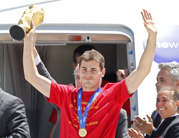 Iker Casillas poprvé v historii přivezl na španělskou půdu pohár pro mistry světa Iker Casillas poprvé v historii přivezl na španělskou půdu pohár pro mistry světa