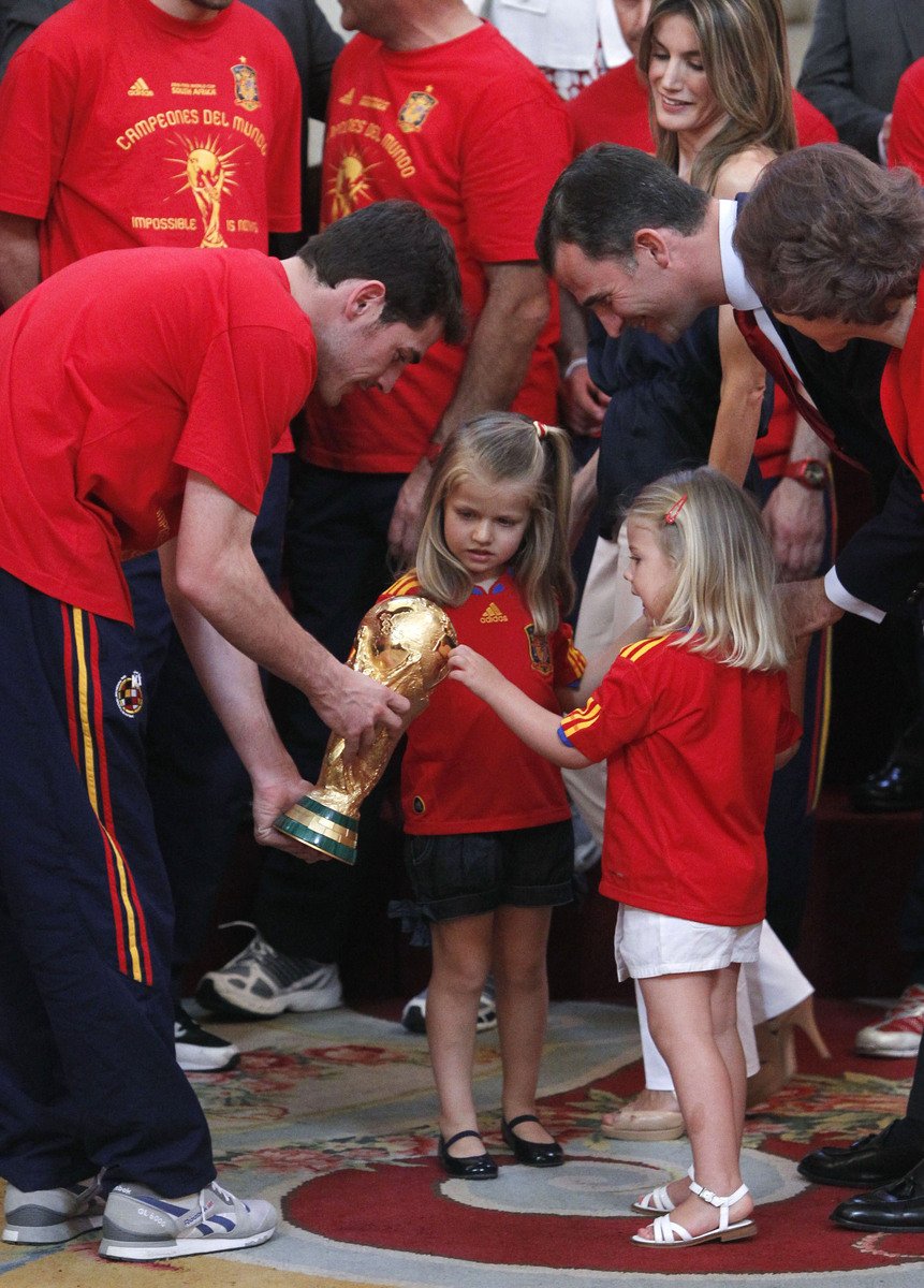Iker Casillas ukazuje trofej pro mistry světa dcerám prince Filipa