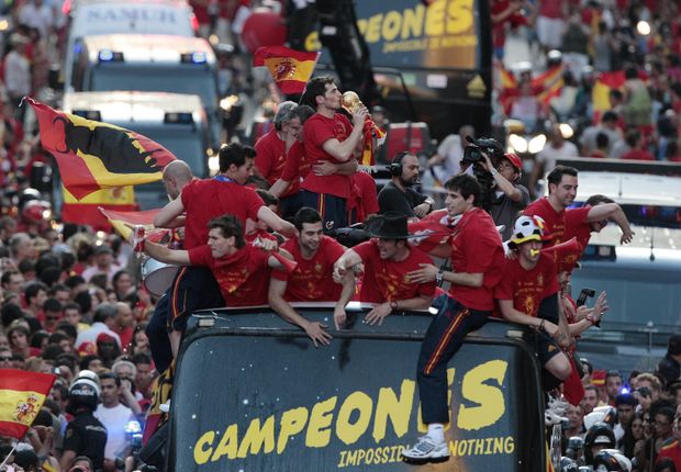 Španělští mistři světa na triumfální jízdě Madridem Španělští mistři světa na triumfální jízdě Madridem