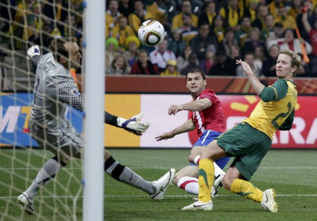 Australský brankář Schwarzer vyráží střelu Srba Ivanoviče. Australský brankář Schwarzer vyráží střelu Srba Ivanoviče.