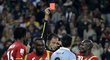 Luis Suarez dostává od rozhodčího Benquerenquy červenou kartu poté, co zabránil v poslední minutě ghanskému gólu