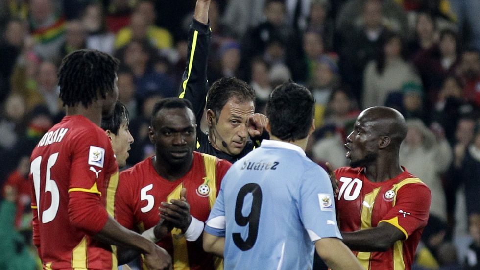 Luis Suarez dostává od rozhodčího Benquerenquy červenou kartu poté, co zabránil v poslední minutě ghanskému gólu