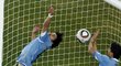 Uruguajský útočník Luis Suarez (vpravo) zachraňuje rukou šanci Ghany v poslední minutě prodloužení jejich čtvrtfinále na mistrovství světa