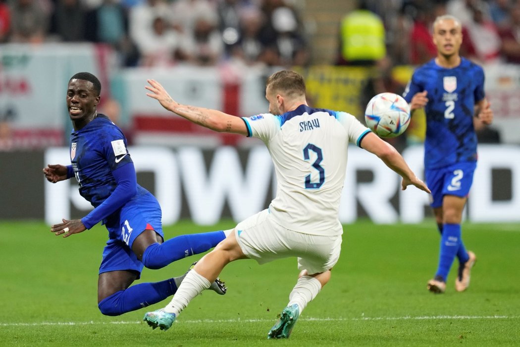 Timothy Weah a Luke Shaw v souboji