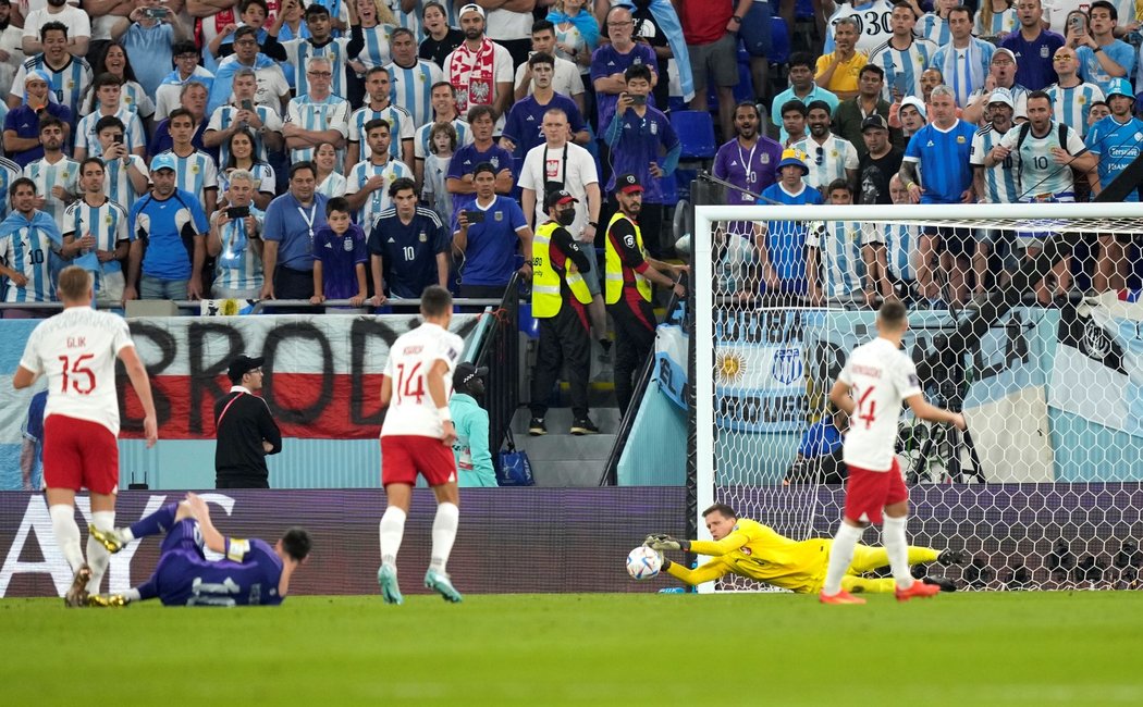 Polsbý brankář Wojciech Szczesny chytil penaltu Messimu