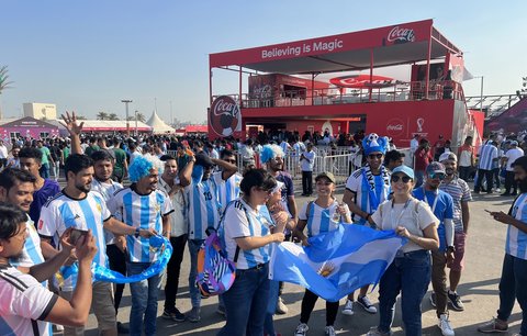 Fanoušci Argentiny. Jejich oblíbenci do turnaje vstoupili prohrou se Saúdskou Arábií