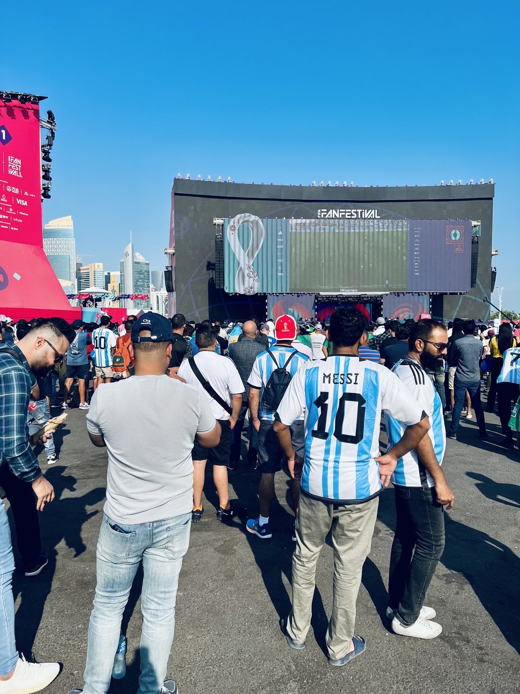 Fanoušci Argentiny. Jejich oblíbenci do turnaje vstoupili prohrou se Saúdskou Arábií
